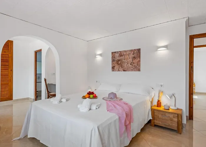 Chaniris - Plusholidays * Casas de Torrat